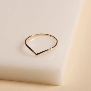 Stone and strand gold v ring size 7